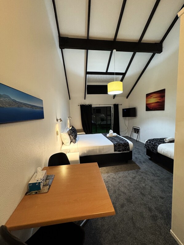 Lake View, Queen Studio | Premium bedding, individually decorated, individually furnished - Chelmswood Motel Taupo (Taupo)