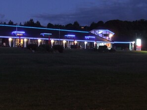 A building with a flat roof and a large glass window. - Chelmswood Motel Taupo (Taupo)