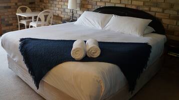 Deluxe King Spa Suite with Lakeview