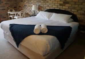 Deluxe King Spa Suite with Lakeview | 각각 다른 스타일의 인테리어, 각각 다르게 가구 비치, 책상, 노트북 작업 공간