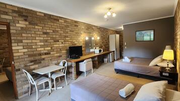 1 habitación, decoración personalizada, muebles diferentes y escritorio