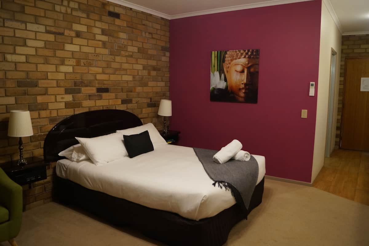 Deluxe Spa Suite with Lakeview | 1 bedroom, individually decorated, individually furnished, desk