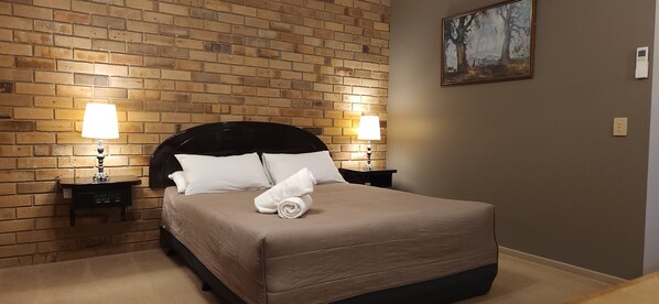 Queen Suite with Lakeview