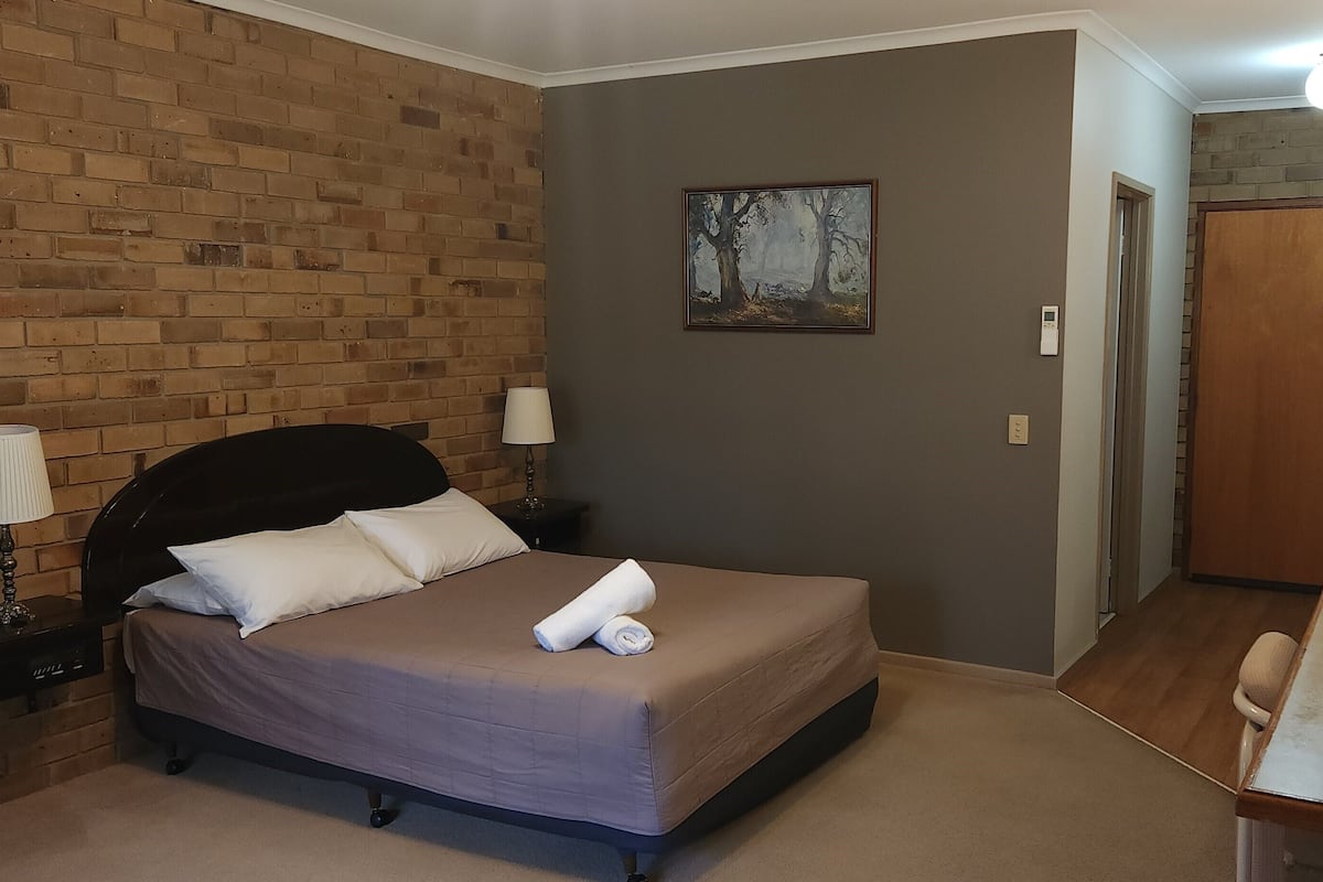 Queen Suite with Lakeview | 1 bedroom, individually decorated, individually furnished, desk