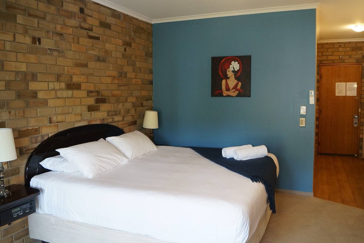Deluxe King Spa Suite with Lakeview | Desk, laptop workspace, blackout curtains, soundproofing