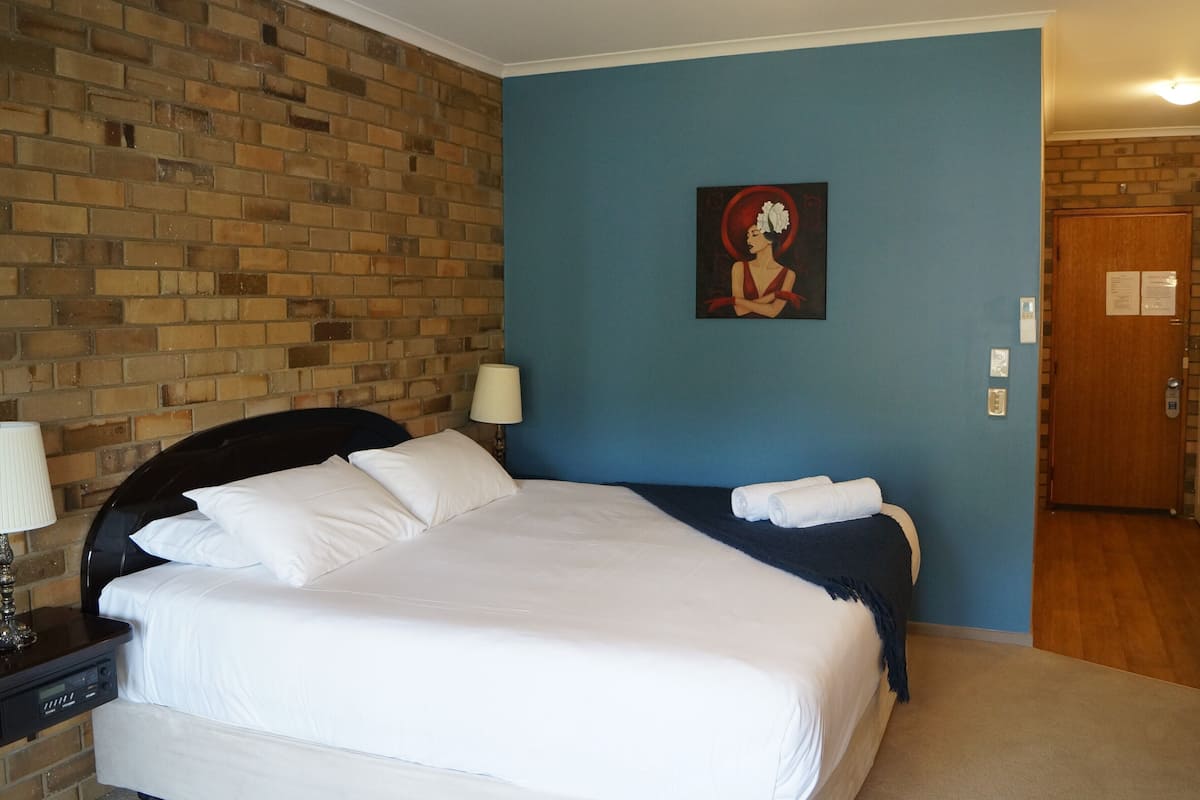 Deluxe King Spa Suite with Lakeview | 1 bedroom, individually decorated, individually furnished, desk