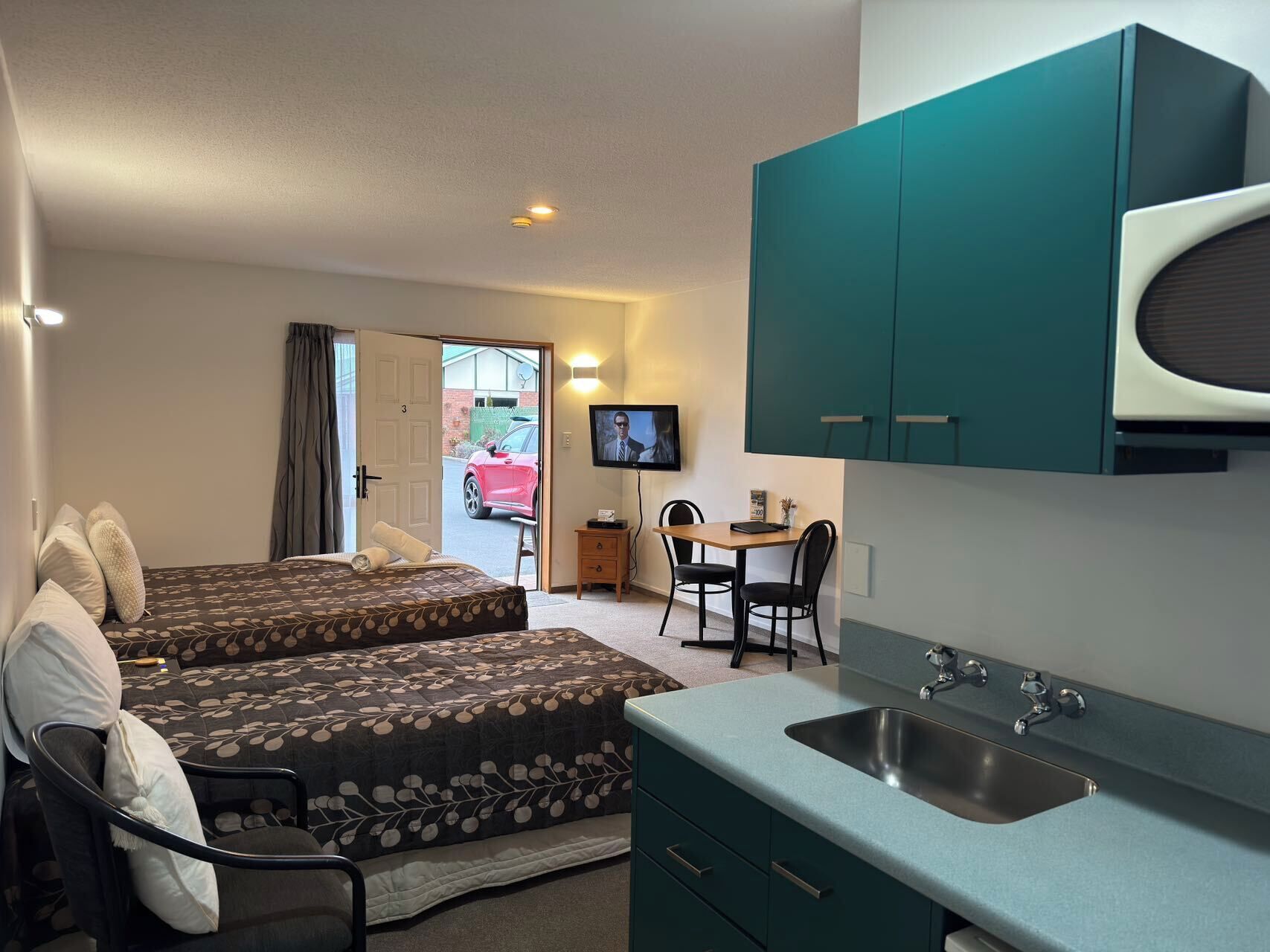 Studio Unit | Iron/ironing board, cribs/infant beds, free WiFi, bed sheets