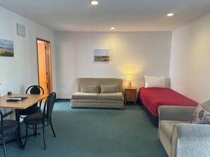 Tabla de planchar con plancha, cunas, wifi gratis y ropa de cama 