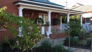 Vista frontal de la propiedad