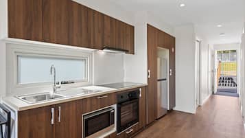 Deluxe 2 Bedroom Cabin - Sleeps 4 | Private kitchen