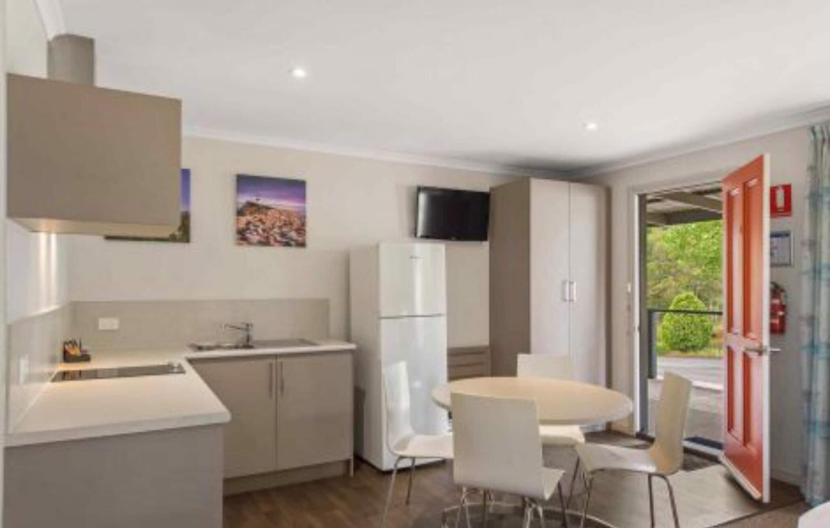 Superior 1 Bedroom Cottage | In-room dining