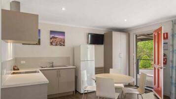 Superior 1 Bedroom Cottage | In-room dining