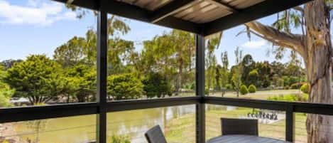 Hytte – superior, utsikt mot innsjø (Studio - 2 Queen) | Terrasse/patio