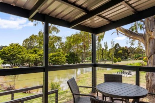 Deluxe Studio Lakeview Cabin (2 Queen) | Terrace/patio