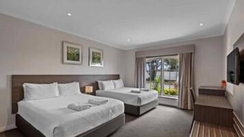 Quarto standard (Resort - 2 Queen) | Roupas de cama premium, cortinas blackout, ferros/tábuas de passar roupa