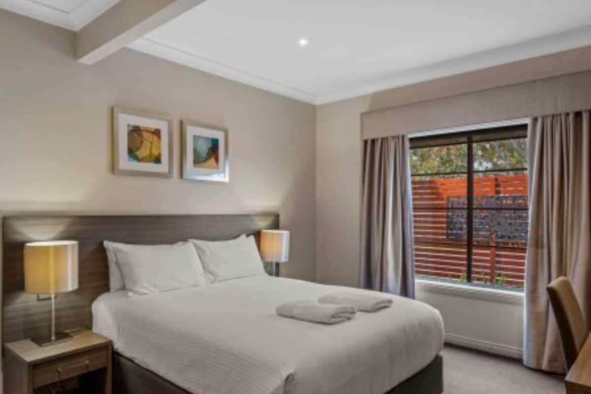 Standaard kamer (Resort - 1 Queen) | Luxe beddengoed, verduisterende gordijnen, een strijkplank/strijkijzer