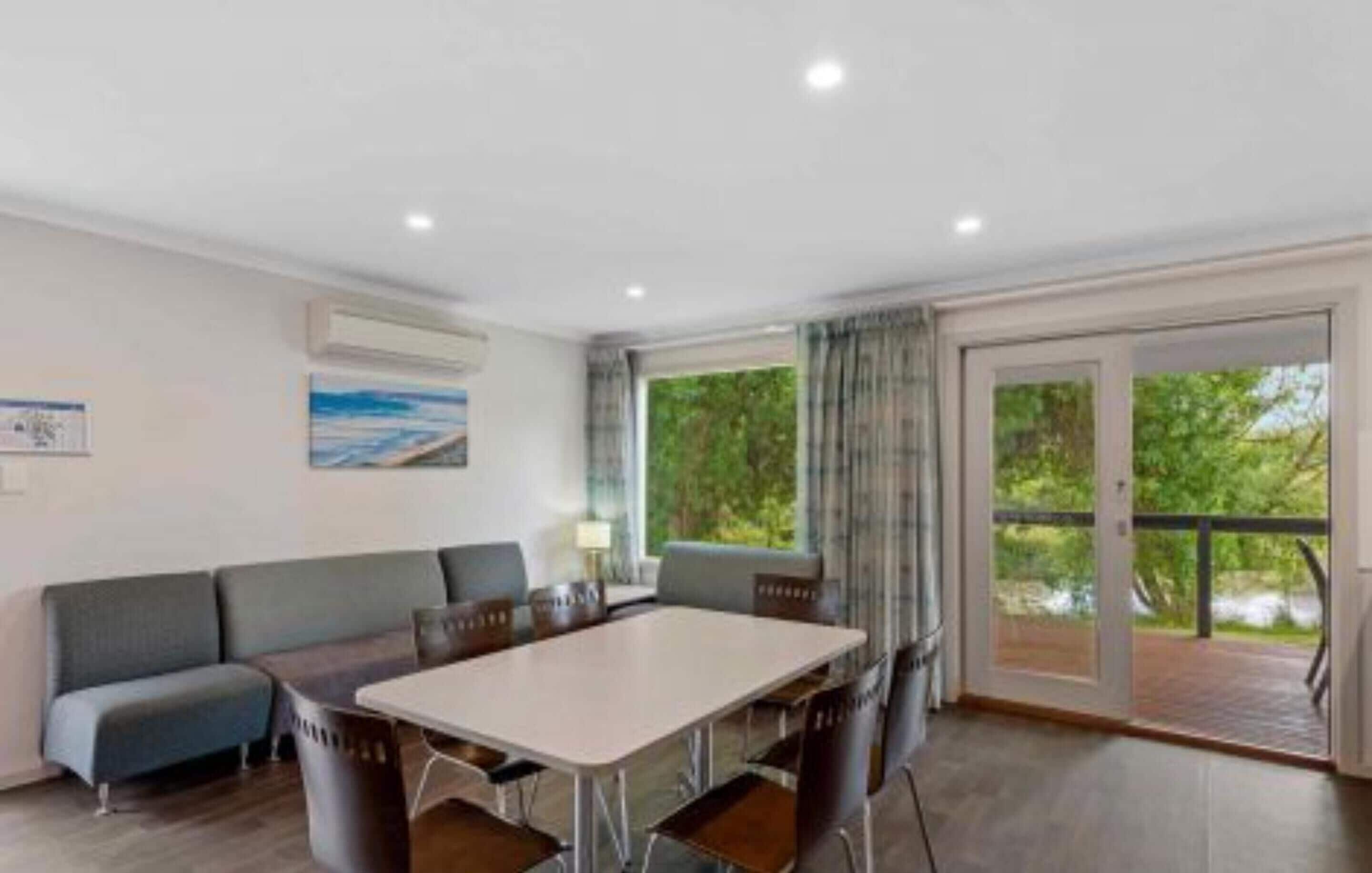 Deluxe 2 Bedroom Lakeview Cottage | In-room dining