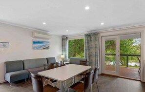 Cottage Superior, 2 camere da letto, vista lago | Pasti in camera