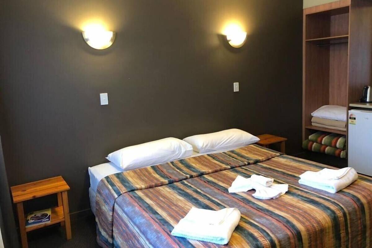 Premium Room | Iron/ironing board, WiFi (free), bed sheets