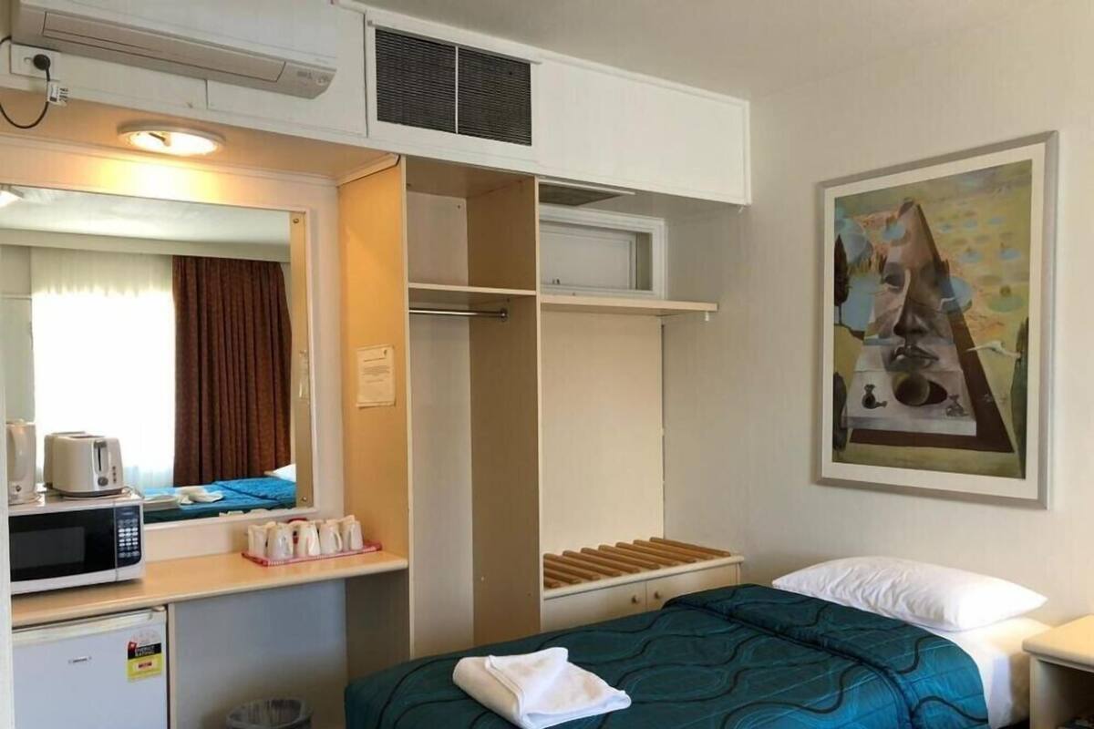 Family Room | Iron/ironing board, WiFi (free), bed sheets