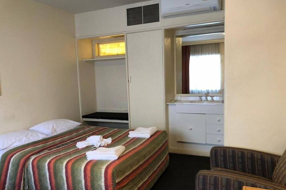 Standard Twin Room | Iron/ironing board, WiFi (free), bed sheets