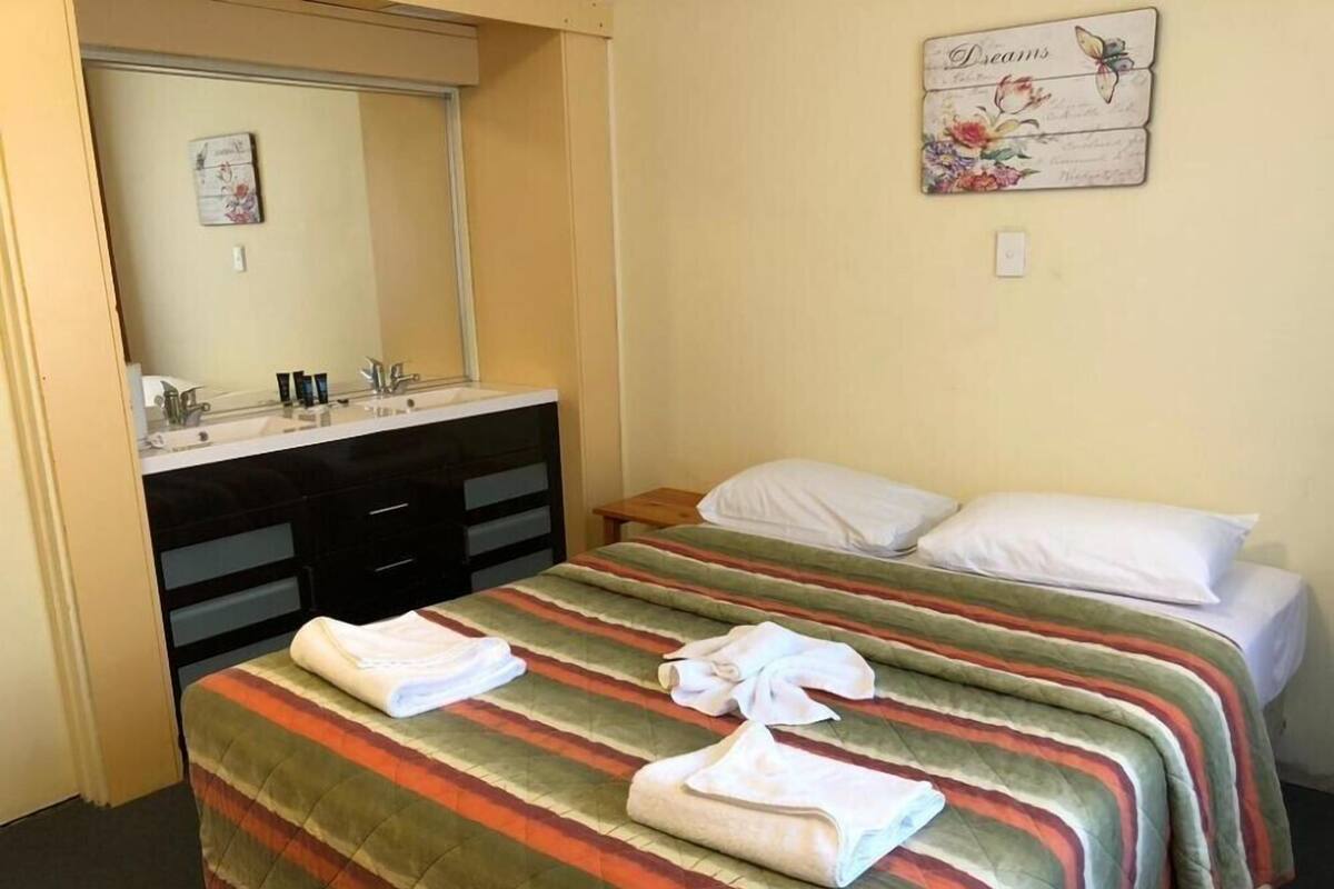 Standard Double Room | Iron/ironing board, WiFi (free), bed sheets