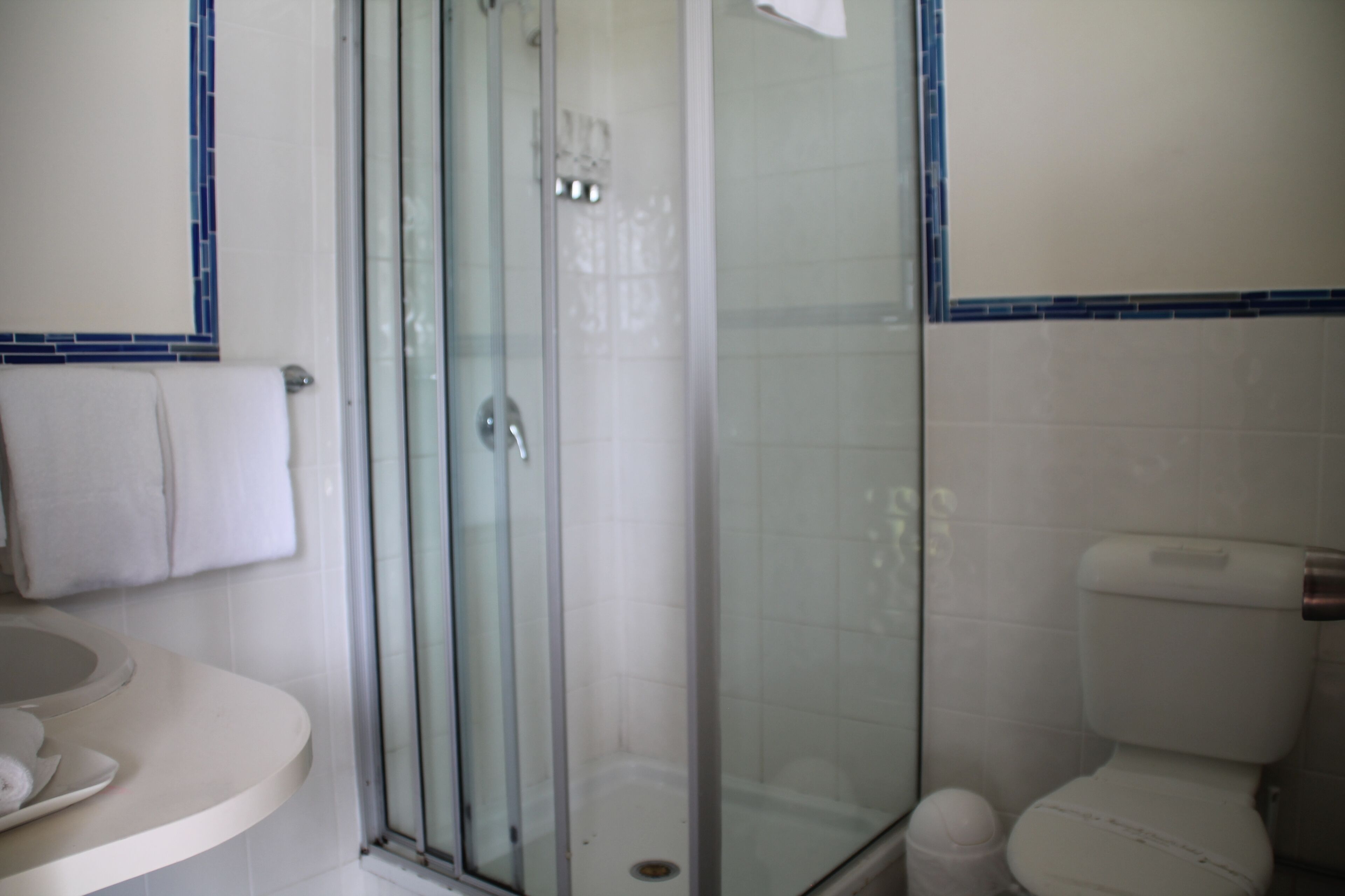 Shower, rainfall showerhead, free toiletries, hair dryer