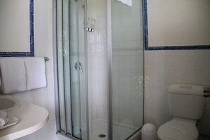 Shower, rainfall showerhead, free toiletries, hair dryer - Centenary Motor Inn (Oxley)