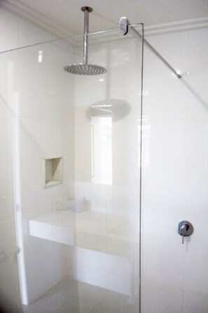 Shower, hair dryer, towels - The Western Heritage Motor Inn (Moranbah)