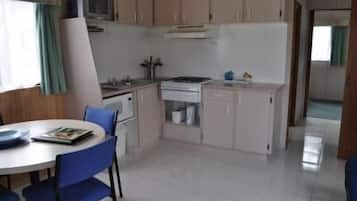 Lemari es besar, microwave, kompor, dan mesin pembuat kopi/teh