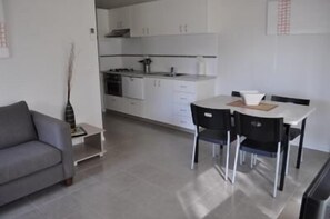 Stort kylskåp, mikrovågsugn, spishäll och kaffe- och tebryggare