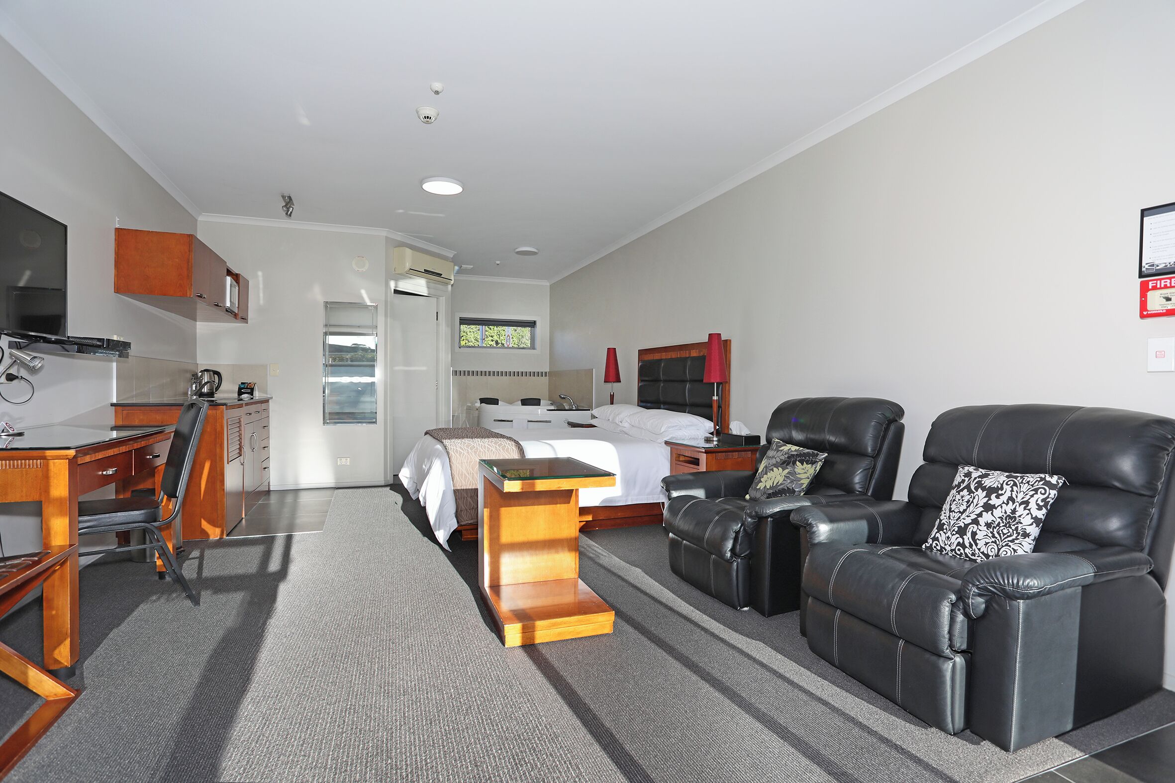 standard studio, non smoking, kitchenette (traveller studio) | in-room safe, desk, soundproofing, free wifi