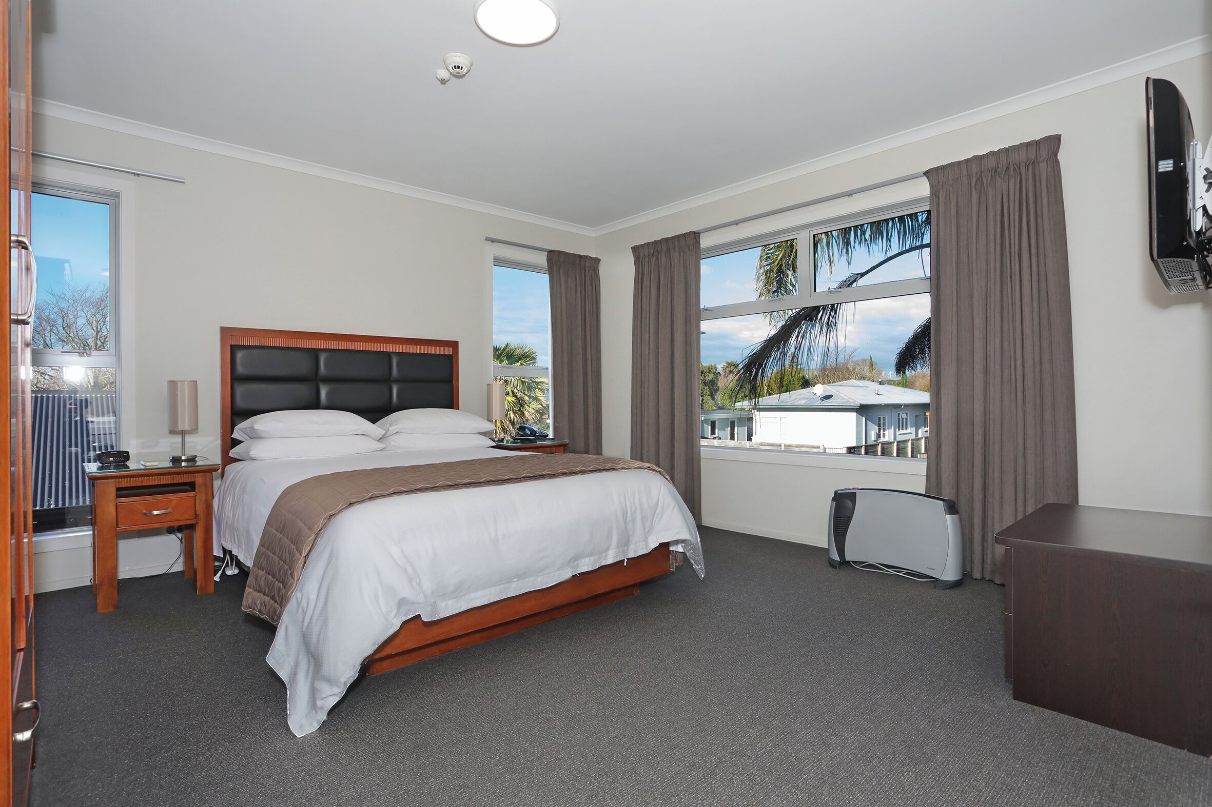 standard suite, 1 bedroom, non smoking, kitchenette (executive apartment) | in-room safe, desk, soundproofing, free wifi