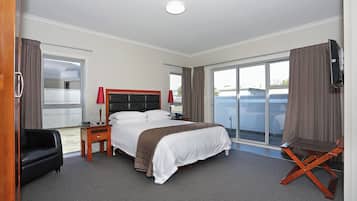 Standard Suite, 1 Bedroom, Non Smoking, Kitchenette (Executive Apartment) | 1 bedroom, in-room safe, desk, soundproofing
