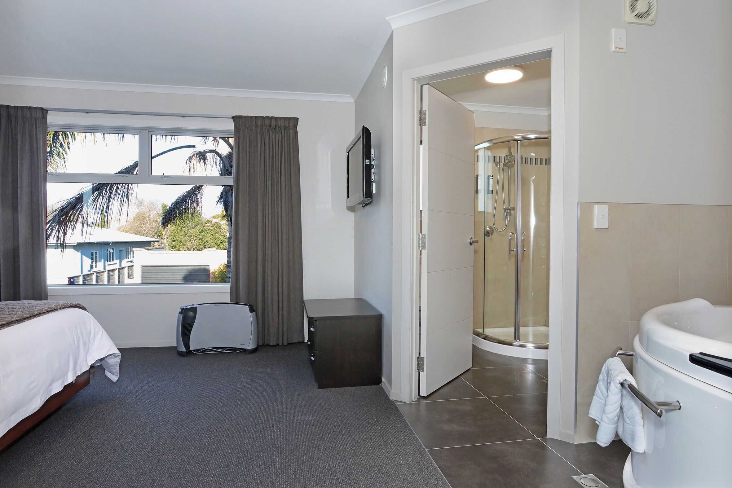 standard suite, 1 bedroom, non smoking, kitchenette (executive apartment) | in-room safe, desk, soundproofing, free wifi