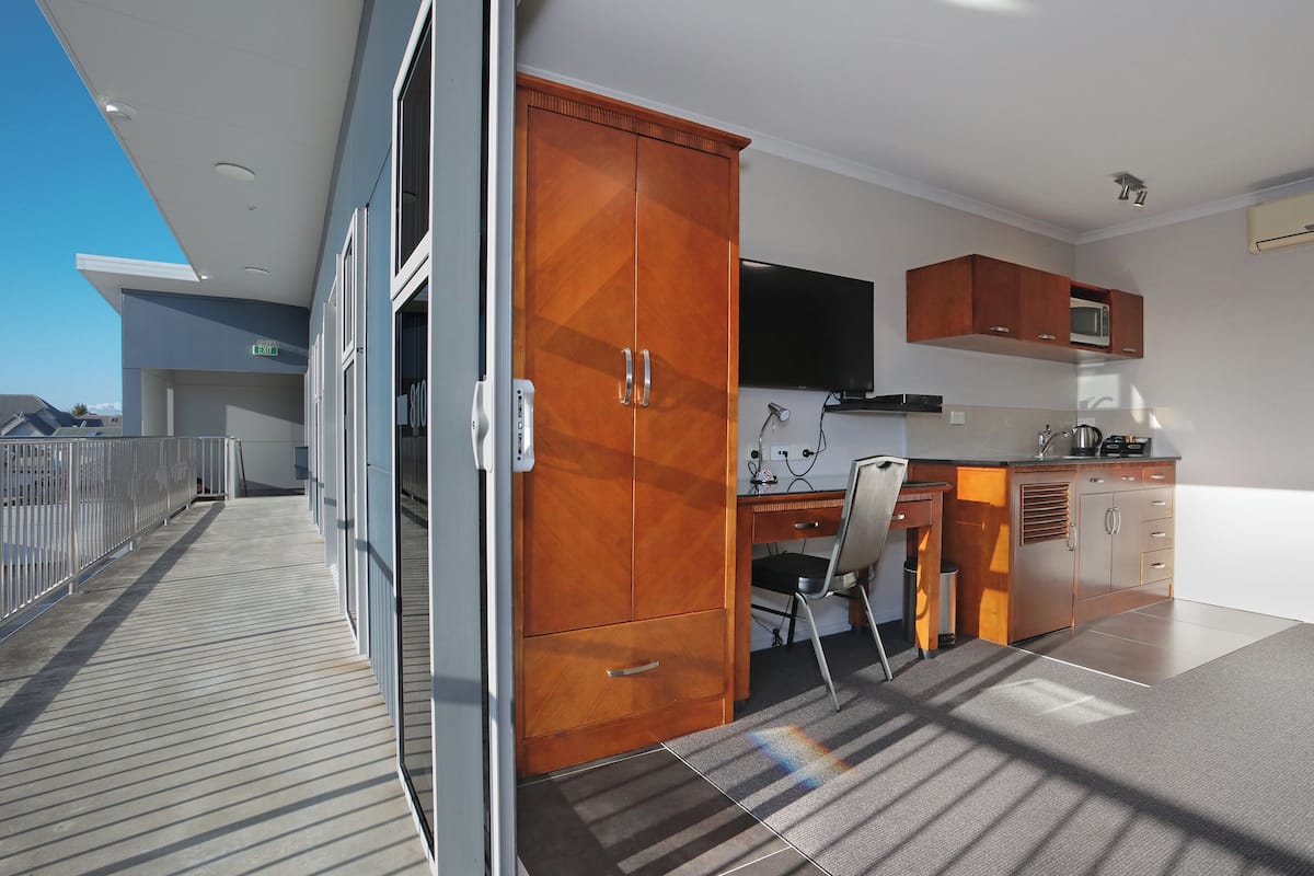 standard studio, non smoking, kitchenette (traveller studio) | in-room safe, desk, soundproofing, free wifi