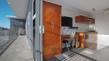 Estudio estándar, para no fumadores, cocineta (Traveller Studio) | 1 habitación, caja de seguridad en la habitación y escritorio