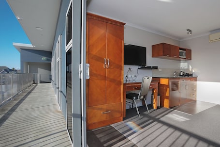 Standard Studio, Non Smoking, Kitchenette (Traveller Studio) | In-room safe, desk, soundproofing, free WiFi. City Corporate Motor Inn