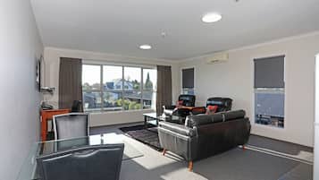 Suite estándar, 1 habitación, para no fumadores, cocineta (Executive Apartment) | Área de sala de estar | Televisión LCD de 40 pulgadas con canales vía satélite y televisión