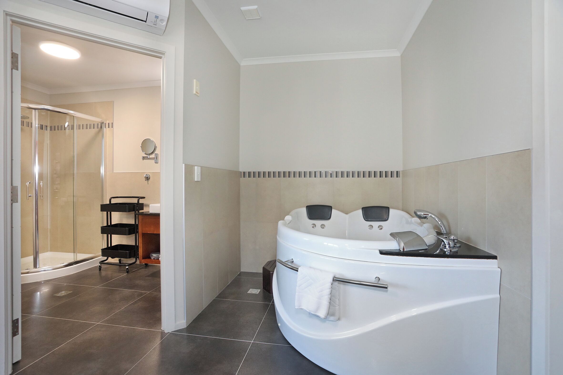 standard studio, non smoking, kitchenette (traveller studio) | bathroom | shower, free toiletries, hair dryer, towels