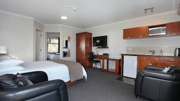 Standaard suite, 1 slaapkamer, niet-roken, kitchenette (Corporate 1Bdrm 1Q 2S) | 1 slaapkamer, een kluis op de kamer, een bureau, geluiddichte muren