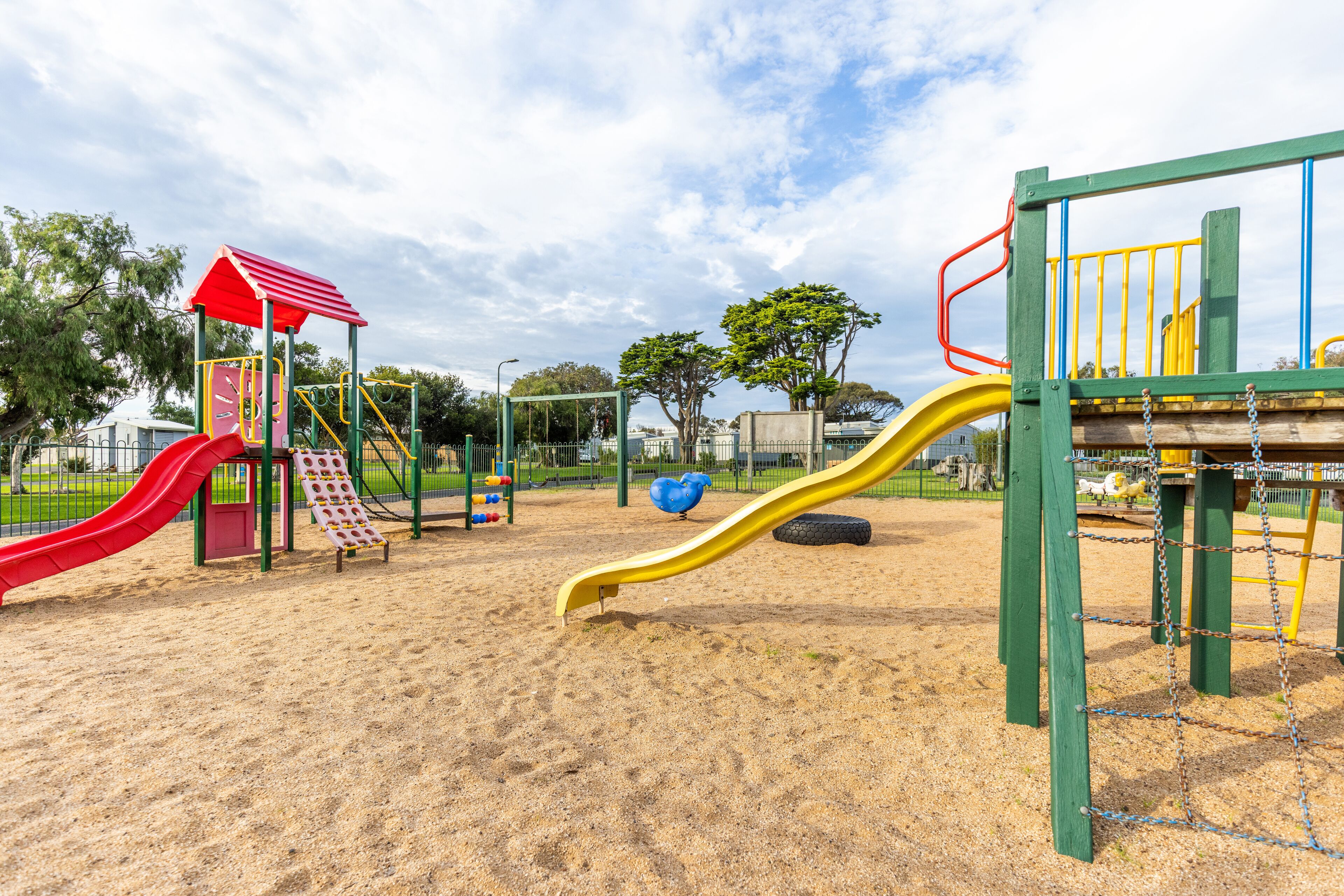 Un parque infantil con toboganes y estructuras para escalar.