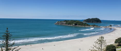 Ubicación a pie de playa y arena blanca