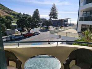 Leilighet – deluxe | Sengetøy av topp kvalitet, skrivebord og skrivebord for bærbar PC