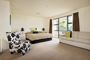 Premium bedding, desk, laptop workspace, soundproofing - Oceanside Resort & Twin Towers (Tauranga)