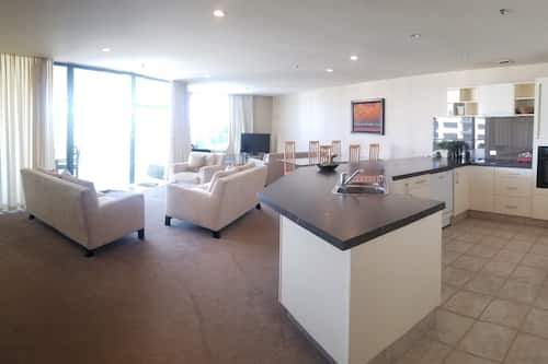 Tower 2 Bedroom Harbourview Apartment | Private kitchen