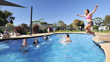 Piscina externa, guarda-sóis, espreguiçadeiras