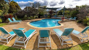 Piscine extérieure, parasols de plage, chaises longues