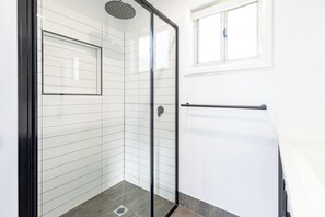Vila luxo, 2 quartos | Banheiro | Produtos de toalete grátis, secador de cabelo, toalhas de banho 