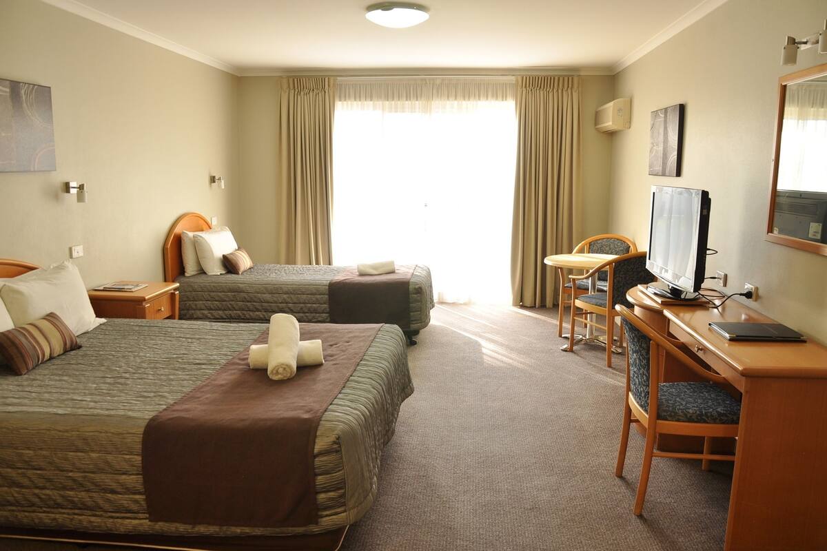 Habitación triple superior | Ropa de cama de alta calidad y escritorio